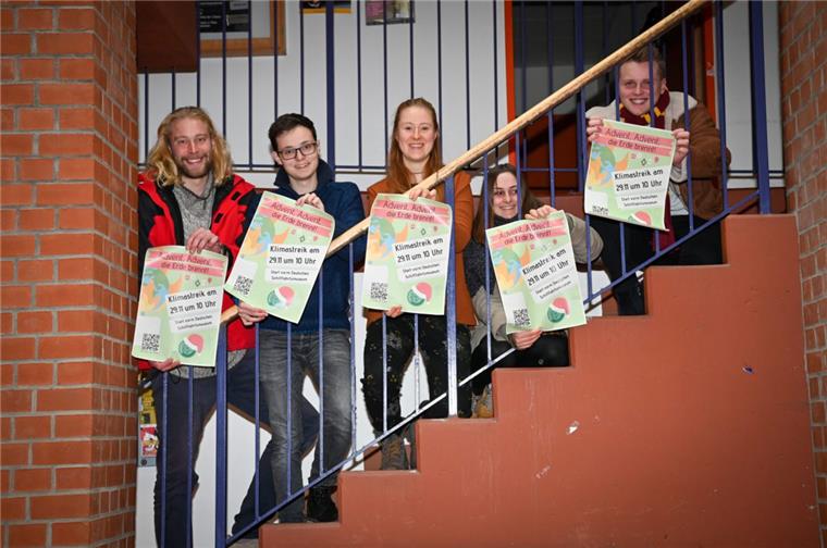 Die Mitglieder von "Students for Future" werben an der Hochschule für den Klimastreik in der kommenden Woche.  