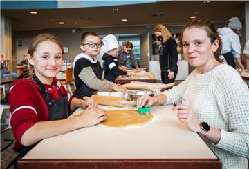 Die „Mitkids-Aktivpatenschaften“ haben für 15 Kinder und Paten aus Bremerhaven eine Plätzchenbackaktion erstmalig im Sail City Hotel organisert. Im Bild: Ola (13) mit Bruder Krystian (8) und Patin Angie Sommerfeld (29, von links).
