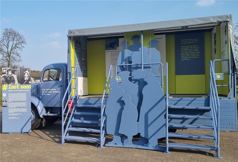 Die mobile Ausstellung auf der Ladefläche eines alten Lastwagens ist auf dem Areal der Gedenkstätte Lager Sandbostel zu sehen. 