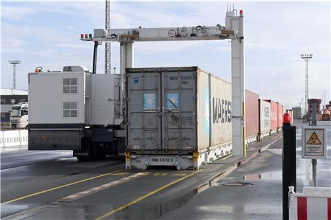 Die mobile Röntgenanlage durchleuchtet jeden Tag und rund um die Uhr Container auf dem Terminal in Bremerhaven.