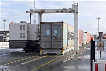 Die mobile Röntgenanlage durchleuchtet jeden Tag und rund um die Uhr Container auf dem Terminal in Bremerhaven.