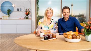 Die Moderatoren Nadine Krüger und Florian Weiss in der Kulisse der ZDF-Sendung „Volle Kanne – Service täglich“.