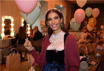  Moderatorin Cathy Hummels hält Luftballons.