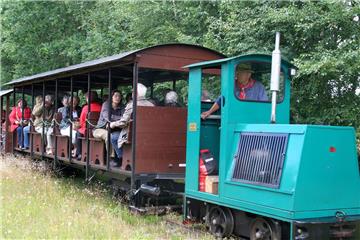 Die Moorbahn fährt von Burgsittensen aus ins Naturschutzgebiet Tister Bauernmoor. Am Bahnhof im Haus der Natur gibt es ein Café, das vor dem Aus steht. 