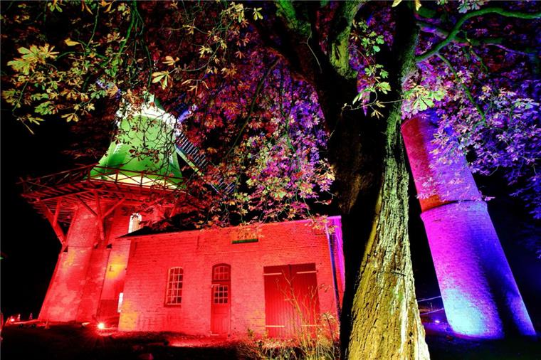 Wesermarsch: Heimat in einem besonderen Licht Die Moorseer Mühle am Dienstagabend. Die Mühle war das zweite Gebäude, das im Rahmen der Lichtkunst-Aktion illuminiert wurde.
