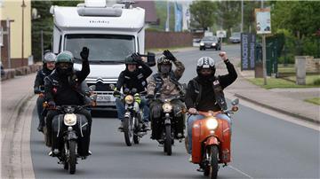 Die Moped-Gruppe „Heinser Fittschen“ ist zu Beginn ihrer Benefizfahrt nach Barcelona auf einer Ortsdurchfahrt unterwegs.