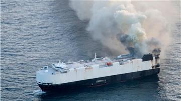 Autotransporter in Flammen: Die „Morning Midas“ hatte rund 3.000 Autos und 300 Tonnen Schweröl an Bord. Nach einem Feuer sank das Schiff in internationalen Gewässern des Nordpazifiks.