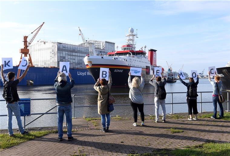 Die „MOSAiC“-Heimkehrer werden am Montagmorgen im Bremerhavener Kaiserhafen begrüßt. 