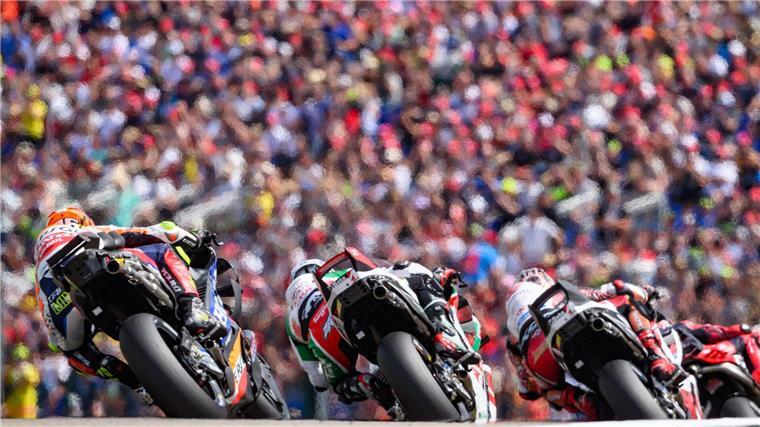 Die MotoGP-Piloten begeistern die Massen am Sachsenring.