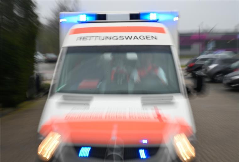 Die Motorradfahrerin wurde mit dem Rettungswagen (Symbolbild) ins Krankenhaus gebracht.
