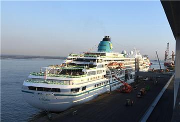  Kreuzfahrtschiff "MS Amadea".  Die „MS Amadea“ ist in Bremerhaven zu einer 46-tägigen Kreuzfahrt gestartet. Die Route führt über Island und Grönland bis an die Küste Nordamerikas.