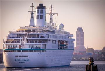 Das Kreuzfahrtschiff MS "Deutschland" fährt am Morgen in den Seehafen.
