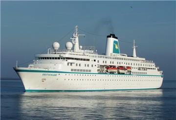 Die "MS Deutschland" fährt auf dem Wasser. Die "MS Deutschland" wird im Winter zur „World Odyssey“. Dann kreuzt sie als schwimmende Uni um die Welt.