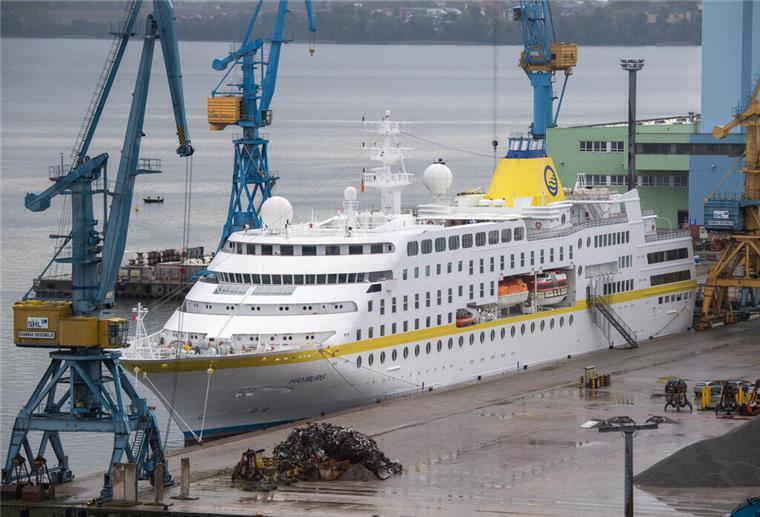 Traum-Route in 36 Tagen! Diese Kreuzfahrt ab Hamburg steuert besondere Ziele an Das Kreuzfahrtschiff MS Hamburg liegt im Hafen von Stralsund.