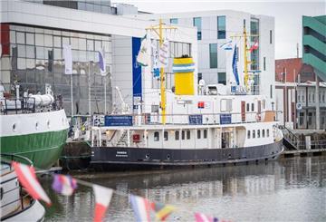 Schiff "MS Hansa" liegt im Hafenbecken