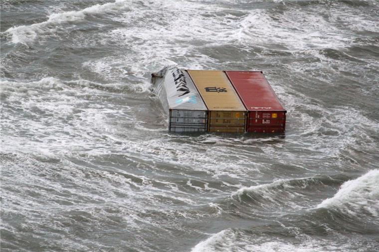 Container der "MSC Zoe" treiben in der Nordsee in niederländischen Küstengewässern.