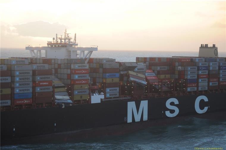 Polizei warnt vor verlorenen Containern Die "MSC Zoe" ist eines der größten Containerschiffe der Welt. Am Dienstag hat es 270 seiner geladenen Container während eines Sturms in der Nordsee verloren. Die Polizei hat eine Warnmeldung herausgegeben.