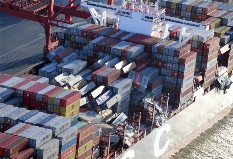 Bremerhaven: Experten begutachten Schäden auf "MSC Zoe" Die „MSC Zoe“ liegt seit Donnerstag am Bremerhavener Eurogate- Containerterminal. Die Bergung der umgestürzten Blechboxen wird Wochen dauern, schätzen Experten.