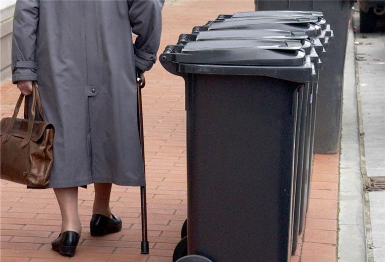Ärger um die Müllabfuhr in Bremerhaven Die Müllwagen sollen künftig nur noch einmal durch eine Straße fahren. Deshalb sollen die Bürger ihre Tonnen auf eine Seite der Straße stellen. Das sorgt für Ärger.