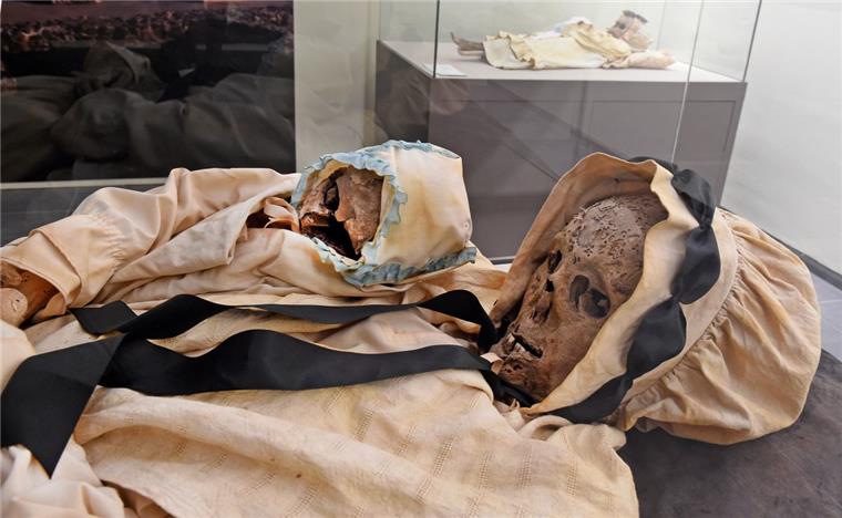 Die Mumie der Terezia Borsodi mit Baby (1768-1794, Alter 26 Jahre, Ungarn, Dominikanerkirche in Vac) gehört zu den Exponaten der Mumienausstellung. 
