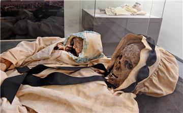 Die Mumie der Terezia Borsodi mit Baby (1768-1794, Alter 26 Jahre, Ungarn, Dominikanerkirche in Vac) gehört zu den Exponaten der Mumienausstellung. 