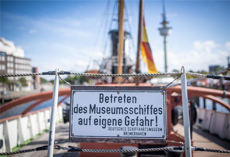 Sperrschild an der Reling eines Museumsschiffes