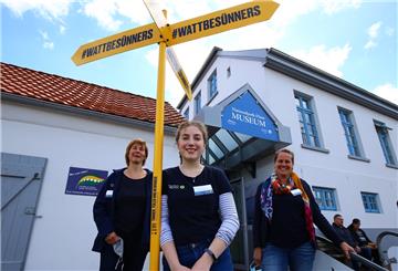 Die Museumsleiterinnen Dr. Anika Seyfferth (links) und Friederike Ehn (rechts) am Hafen von Fedderwardersiel. Jennifer Laubertz (Mitte) absolviert ein Freiwilliges Ökologisches Jahr im Nationalparkhaus und Museum.