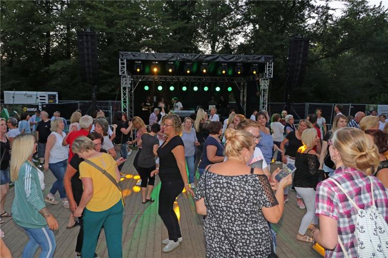 Die Musik von DJ Storchi & DJ Short-Y lockt den ganzen Abend über immer viele gut gelaunte Gäste der Generation „25up“ zur Partynacht des Jahres in den Stadtpark und auf die Tanzfläche.
