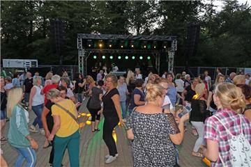 Die Musik von DJ Storchi & DJ Short-Y lockt den ganzen Abend über immer viele gut gelaunte Gäste der Generation „25up“ zur Partynacht des Jahres in den Stadtpark und auf die Tanzfläche.
