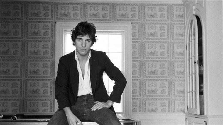 Stimme der Arbeiterklasse - TV-Doku über Bruce Springsteen Die Musikdokumentation „Bruce Springsteen, der amerikanische Freund“ zeigt ein Bild des Künstlers im Januar 1977 zu Hause in New Jersey.