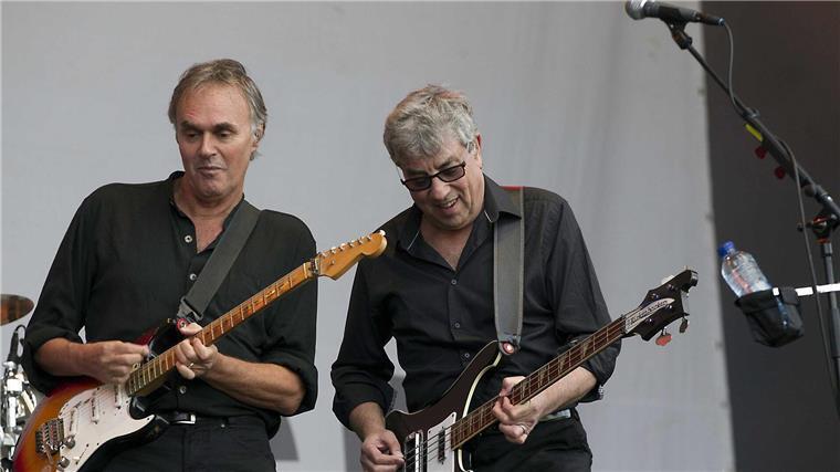 Die Musiker Rick Fenn (l) und Graham Gouldsman von der britischen Band 10cc.