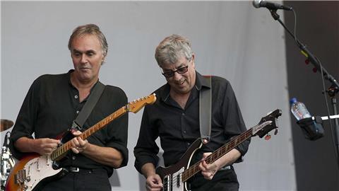 Die Musiker Rick Fenn (l) und Graham Gouldsman von der britischen Band 10cc.