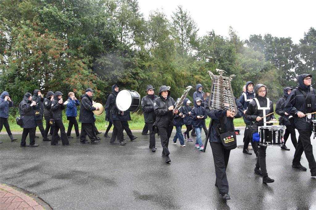 Die Musiker vom Spielmannszug Spaden trotzten dem Regen und spielten „When the S...