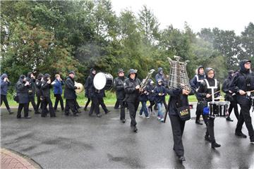 Die Musiker vom Spielmannszug Spaden trotzten dem Regen und spielten „When the S...