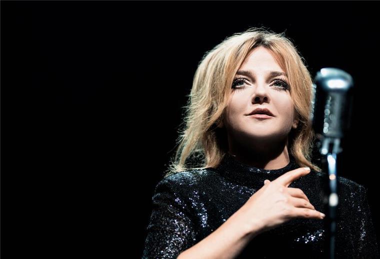 Sängerin Annett Louisan erhält Paul-Lincke-Ring Die Musikerin Annett Louisan steht am Mikrofon.