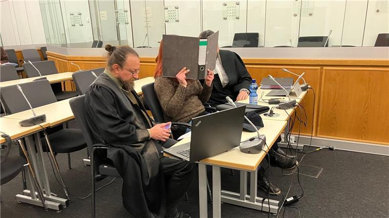 Prozess um „Kaiserreichsgruppe“ - Angeklagte warnte Polizei Die mutmaßliche „Reichsbürgerin“ schwieg zum Prozessauftakt im Oberlandesgericht Celle.