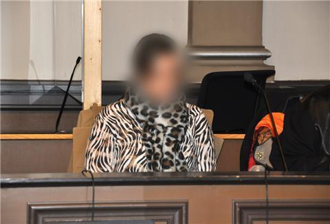 Die Mutter des verstorbenen Säuglings auf der Anklagebank.