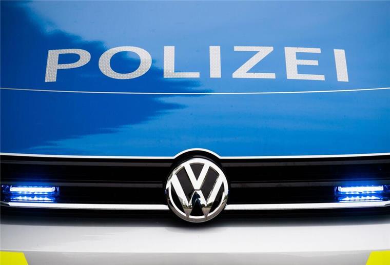 Verdacht auf Totschlag: Neugeborenes stirbt in Waschmaschine ARCHIV - 15.05.2019, Bayern, Dachau: Ein Blaulicht leuchtet an einer Polizeistreife. (zu dpa: «Einbrüche in Schulen und Kita im Raum Nürnberg») Foto: Lino Mirgeler/dpa +++ dpa-Bildfunk +++