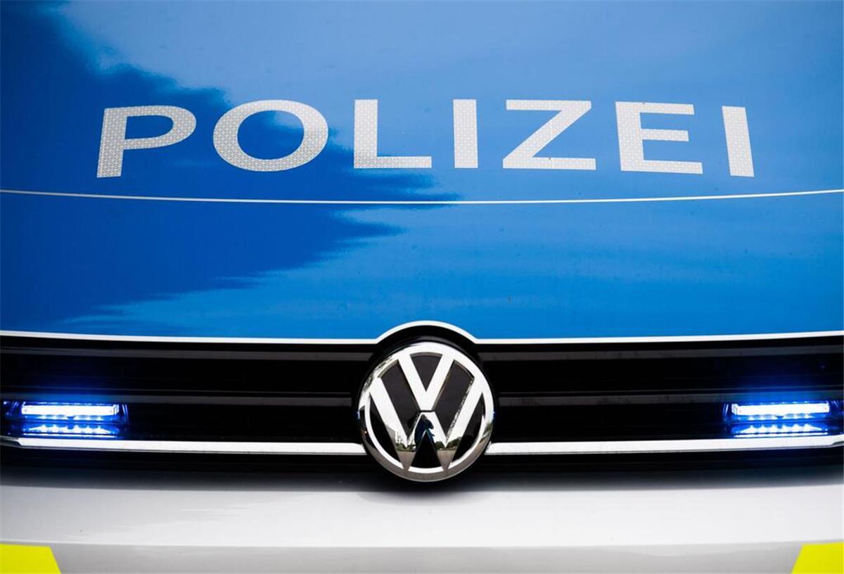 ARCHIV - 15.05.2019, Bayern, Dachau: Ein Blaulicht leuchtet an einer Polizeistreife. (zu dpa: «Einbrüche in Schulen und Kita im Raum Nürnberg») Foto: Lino Mirgeler/dpa +++ dpa-Bildfunk +++