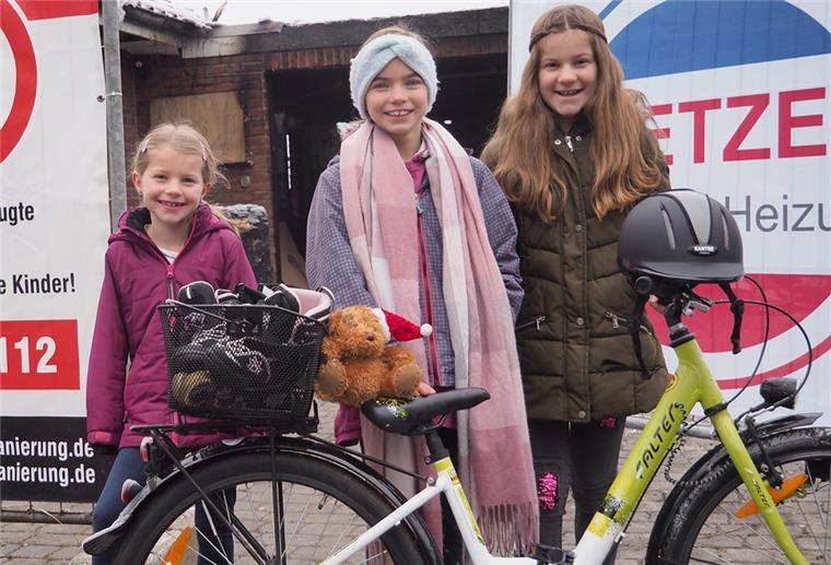 Hilfe nach dem Feuer macht eine Familie aus Hymendorf glücklich Die Nachbarskinder Mirja (8 Jahre, links) und Lena (10, rechts) freuen sich mit Emilia (9, Mitte), dass diese nach dem Brand ihres Elternhauses in Hymendorf so schnell Ersatz für ihre verbrannten Spielzeuge erhalten hat.