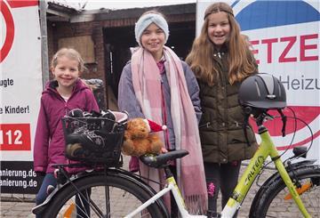 Die Nachbarskinder Mirja (8 Jahre, links) und Lena (10, rechts) freuen sich mit Emilia (9, Mitte), dass diese nach dem Brand ihres Elternhauses in Hymendorf so schnell Ersatz für ihre verbrannten Spielzeuge erhalten hat.