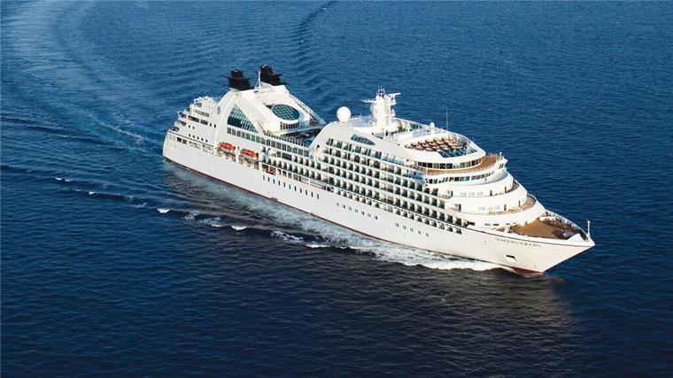 Japan entdeckt Luxus auf See: Neue Schiffe und Routen von Mitsui Das Foto zeigt ein weißes Kreuzfahrtschiff auf dem Meer. Die Nachfrage nach Kreuzfahrten in Japan boomt, und die Branche reagiert mit neuen Schiffen.