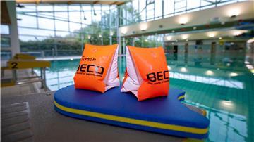 Die Nachfrage nach Schwimmkursen für Kinder bleibt groß. (Archivbild)