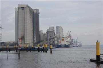 Die Nautical Runa" liegt wieder an der Pier im Braker Hafen. Ein Gutachter untersucht es auf Schäden.