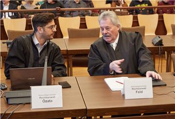 Die Nebenklägervertreter, die Rechtanwälte Onur U. Özata (l) und Günther Feld sitzen vor Beginn des Prozesses im Gerichtssaal.