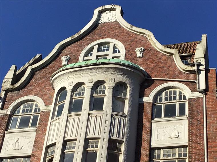 Die "neobarocke" Fassade des repräsentativen Wohn- und Geschäftshauses Hafenstraße 199 hat der Leher Architekt K. Cappelmann entworfen.