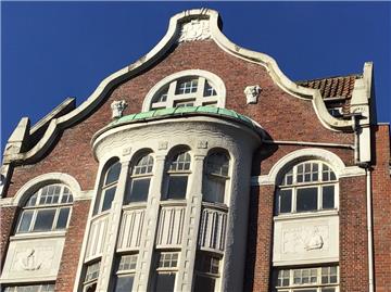 Die "neobarocke" Fassade des repräsentativen Wohn- und Geschäftshauses Hafenstraße 199 hat der Leher Architekt K. Cappelmann entworfen.