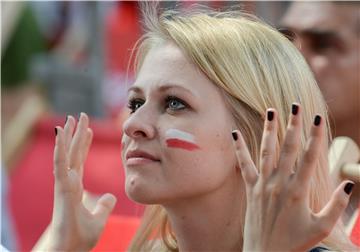 Die Nerven der polnischen Fans werden stark strapaziert. das Spiel gegen die Schweiz entscheidet sich erst im Elfmeterschießen.