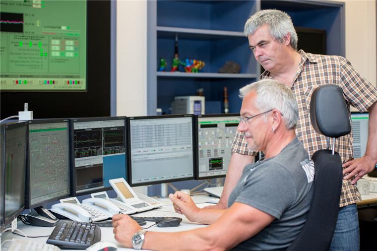 Die Netzmeister Franko Hermann (sitzend) und Jürgen Haase haben im Netzleitcenter in Bremen alles im Blick – auch Bremerhaven.