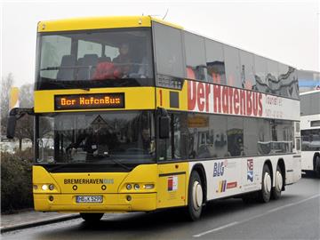 Die Neubürger dürfen sich in Bremerhaven auf eine Fahrt im Hafenbus freuen.